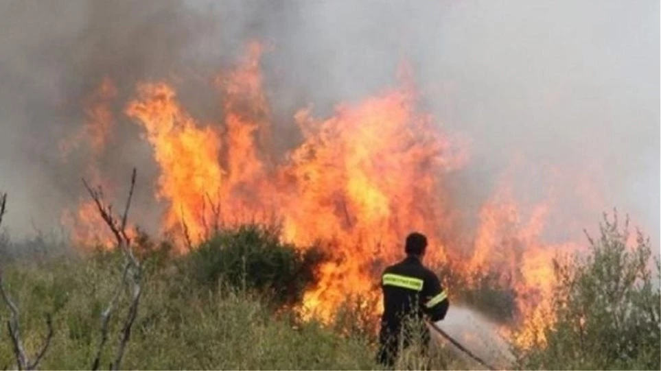 Μεγάλη φωτιά στις Μάλες Ιεράπετρας – Aναζωπύρωση στην Αχλάδα